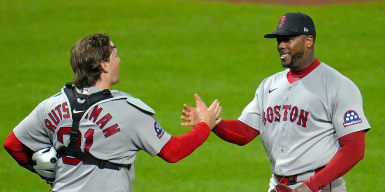 noticia-mlb-Chapman-activa-su-opcion-automatica-con-los-Medias