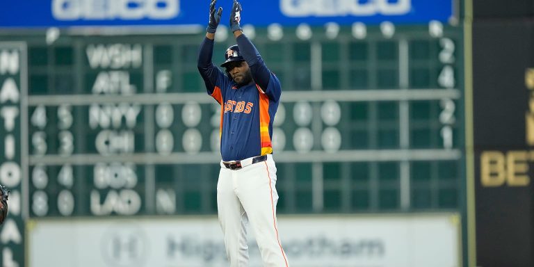 noticia-mlb-Entre-gritos-de-M-V-P-Yordan-ayuda-a-Astros-a-s