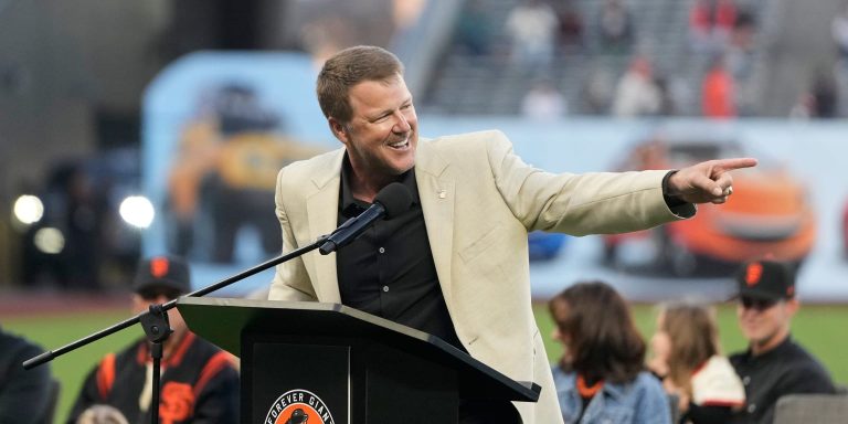noticia-mlb-Kent-ve-su-numero-retirado-y-protagoniza-divertido