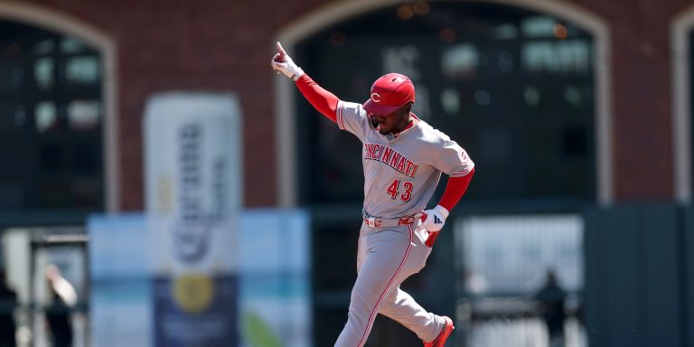 noticia-mlb-Rodriguez-pega-2-HR-como-primer-bate-y-lidera-hist