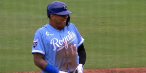 noticia-mlb-Salvador-se-roba-su-primera-base-desde-el-2021-y-R