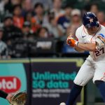 Jose-Altuve-recibe-base-por-golpe-02092026-1