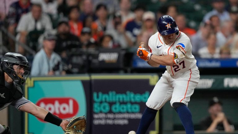 Jose-Altuve-recibe-base-por-golpe-02092026-1
