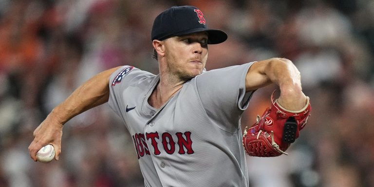 noticia-mlb-Gray-regresa-con-fuerza-y-lanza-siete-ceros-en-tri
