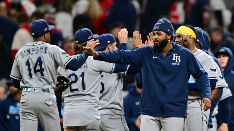 Bryan-Baker-se-lleva-el-salvamento-en-el-Juego-5-