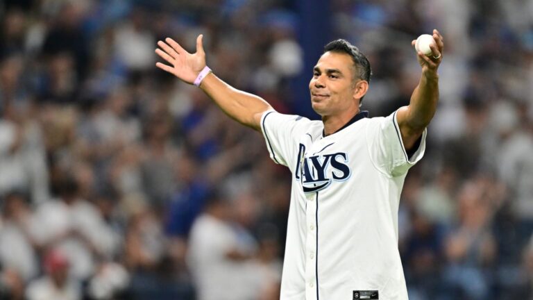 Carlos-Pena-hace-el-lanzamiento-ceremonial-051020