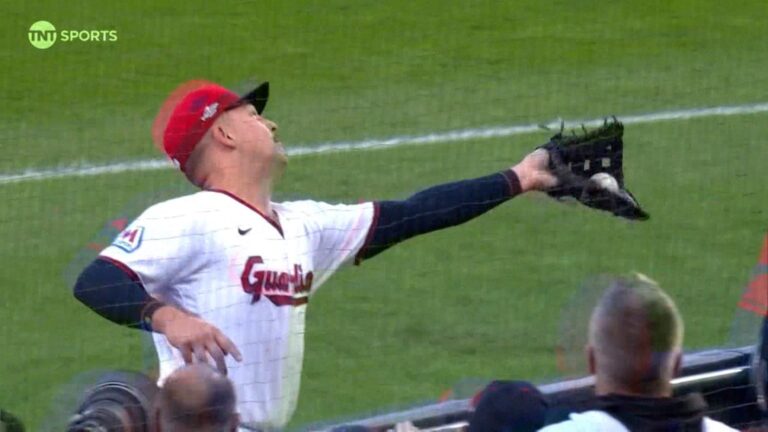 Gran-atrapada-de-Nathaniel-Lowe-en-territorio-foul