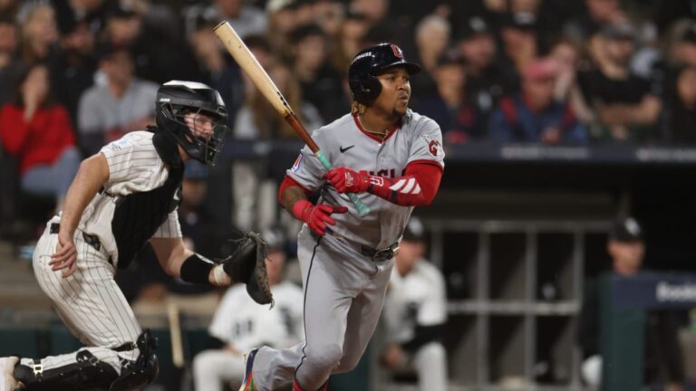 Jose-Ramirez-impulsa-con-hit-dentro-del-cuadro-08