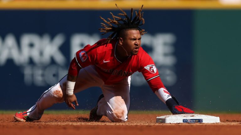 Jose-Ramirez-se-roba-la-2da-base-en-el-3er-inning-