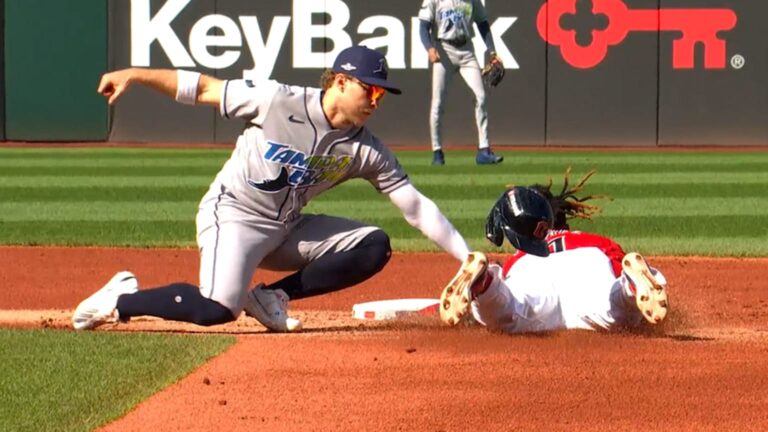 Liam-Hicks-retira-a-Jose-Ramirez-en-2da-base-1510
