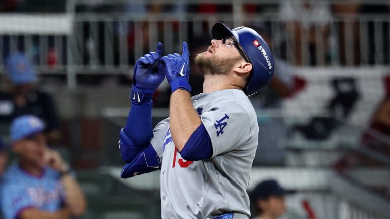 Max-Muncy-libera-jonron-solitario-en-el-9no-07102