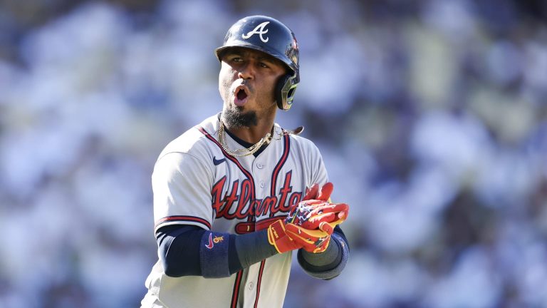Ozzie-Albies-da-jonron-de-dos-carreras-en-la-9na-