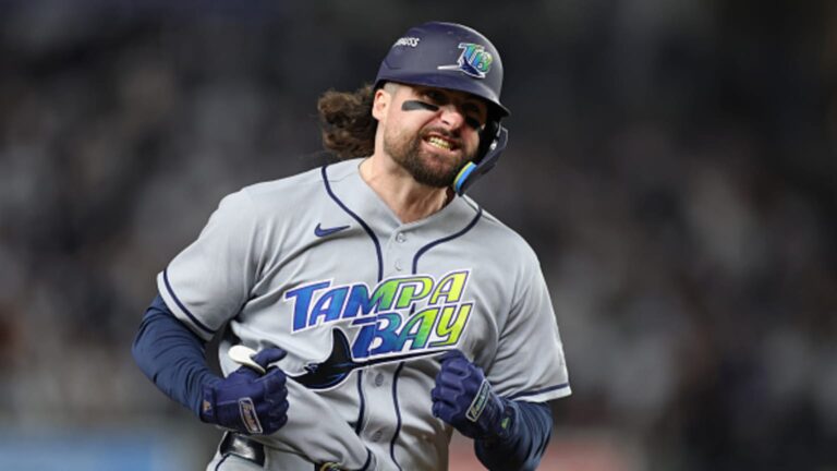 Vilade-rompe-el-empate-con-HR-solitario-en-la-4ta-1-1