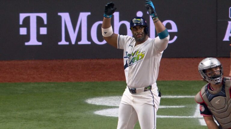 Yandy-Diaz-pega-jonron-de-dos-carreras-en-la-8va-