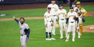 noticia-mlb-Cerveceros-ganaron-su-1er-juego-de-SM-en-44-anos