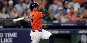 noticia-mlb-Con-su-28vo-jonron-en-postemporada-Altuve-quedo-a