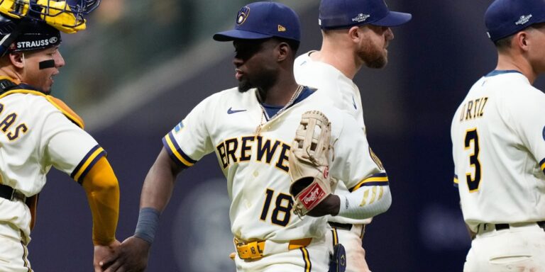 noticia-mlb-El-momento-no-le-queda-grande-Lara-castiga-a-Sk